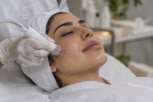 پاکسازی ملایم پوست صورت با هندپیس شفاف